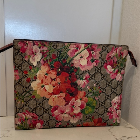 Gucci Handbags - Gucci Blooms Clutch
